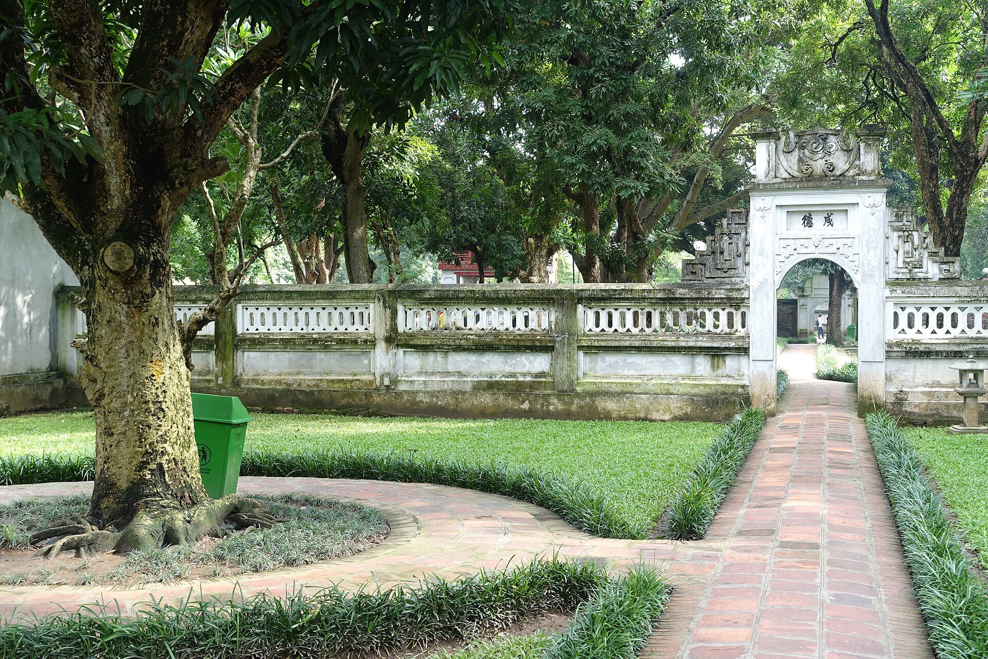 Đường gạch cổ dẫn vào Văn Miếu
